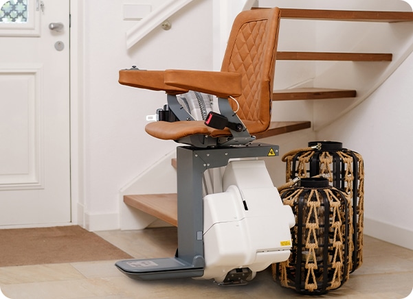 Monte-escalier droit avec siège ergonomique installé sur escalier intérieur en bois, système motorisé compact pour accès facilité à l’étage