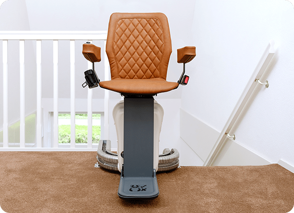 Monte-escalier UP Stairlift avec siège ergonomique installé sur escalier intérieur, modèle électrique compact avec rail discret, fabrication européenne